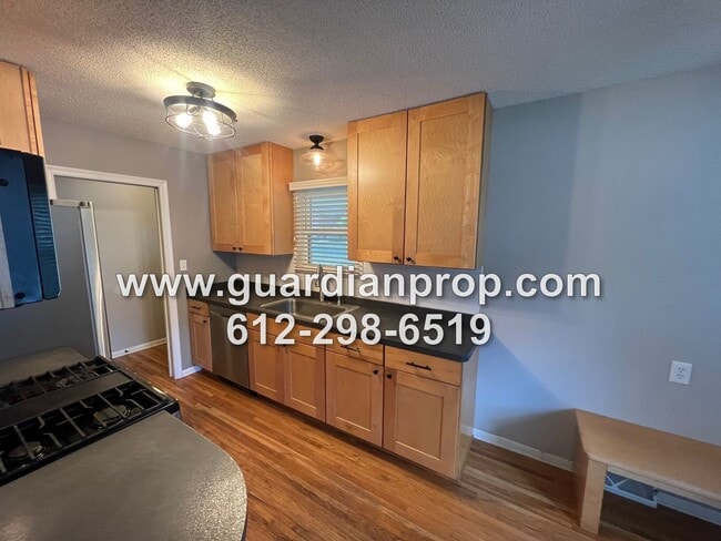 Building Photo - Mendota Heights Rambler Available Septembe...