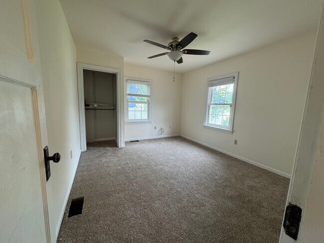 Dormitorio principal en la planta baja - 1048 Wilmington Ave