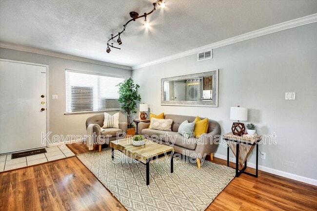 Foto del edificio - 329 Blossom Hill Rd