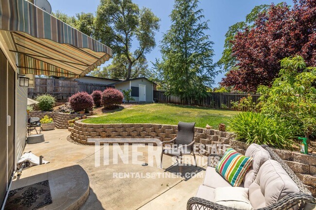 Foto del edificio - Stunning Auburn Home! Available