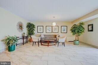 Building Photo - 7400 Lakeview Dr
