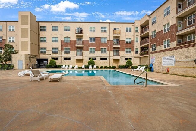 Foto del edificio - 1100 W Trinity Mills Rd