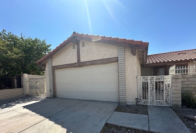 Building Photo - No HOA & Single Story