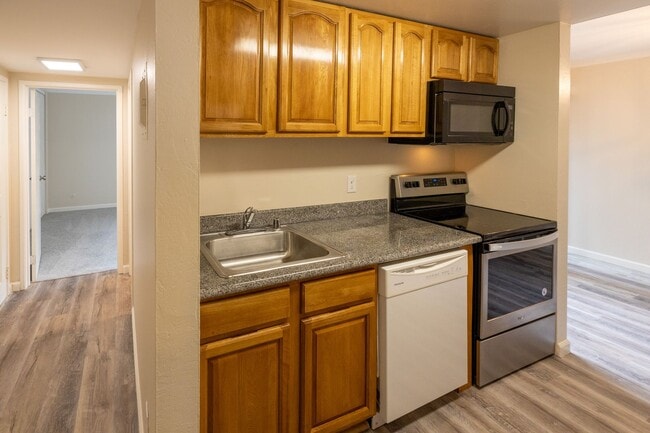 Building Photo - Spacious 2-Story Townhouse-Style Condo in Central Fremont – Available Now!