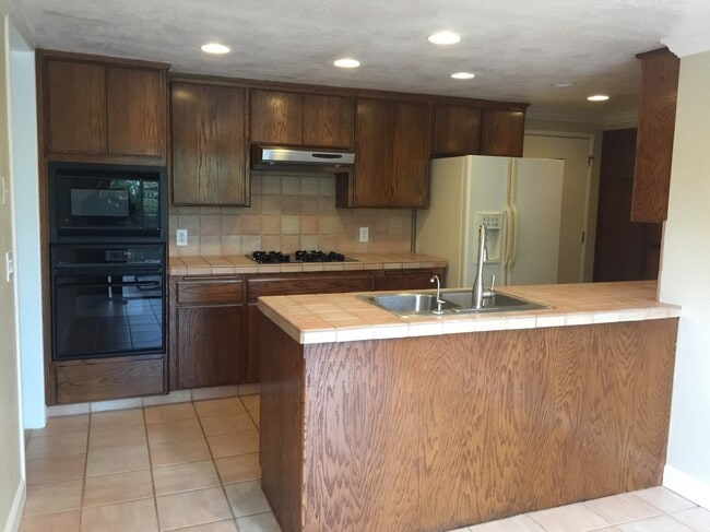 Building Photo - 3 B/R 2.5 BA-Beautiful Home in Nice Yuba City Neighborhood AVAILABLE NOW