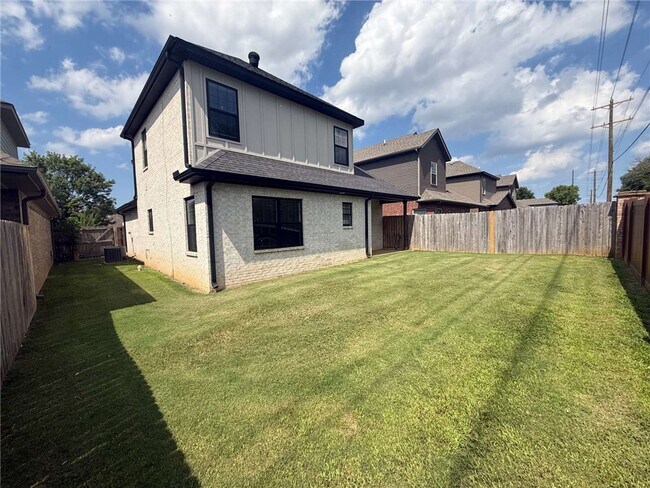 Building Photo - 3203 SW Hillstone Ave