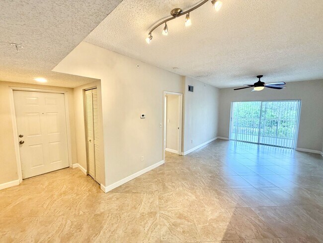 Foto del edificio - ** NAPOLI ** 2 BED / 1 BATH - CONDO - GREA...
