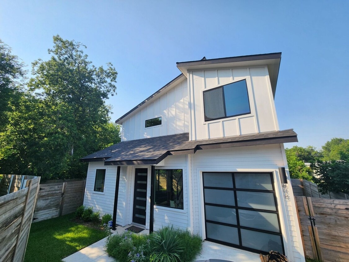 Primary Photo - Modern Oasis in Austin's North Loop