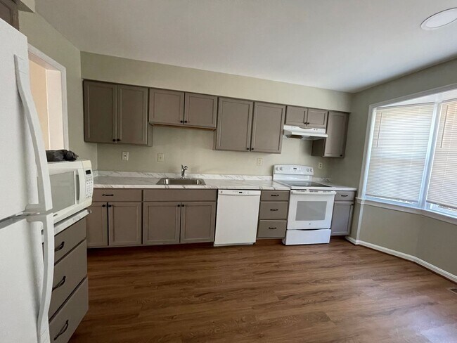 Foto del edificio - A three bedroom plus den, three and one half bath townhouse conveniently located in Rockville Mar...