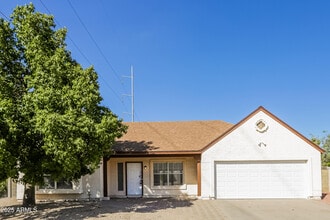 Building Photo - 1202 E Topeka Dr