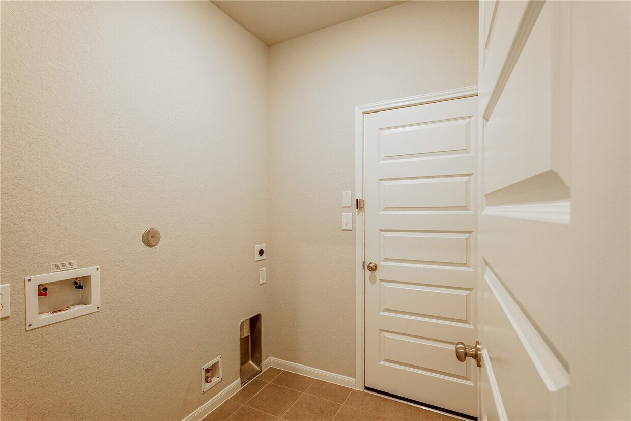 Foto del edificio - 8414 Quiet Bay Dr