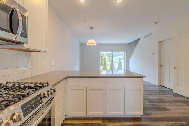 Building Photo - Premier Place and Premier Living!