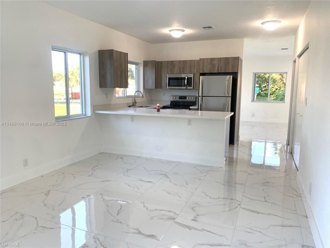 Foto principal - 3 br, 2 bath House - 719 SW 9th St