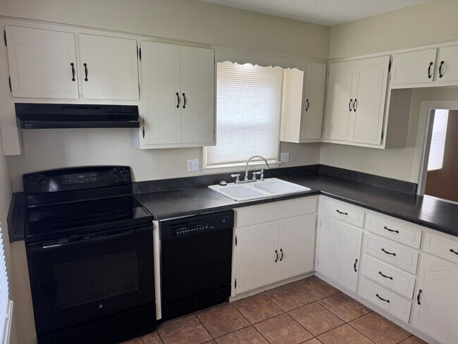 Building Photo - 4763-4765-4765 Nugent Dr