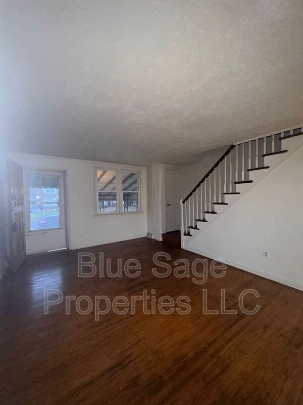 Building Photo - 575 S 4th St