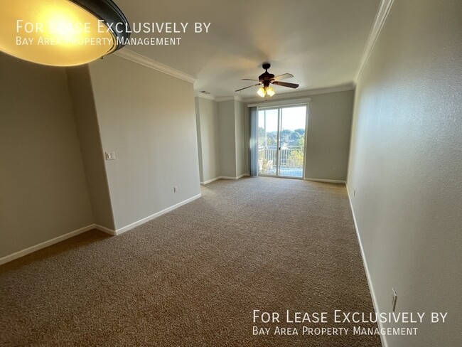 Building Photo - 2BD/2BH with parking & washer/dryer in uni...