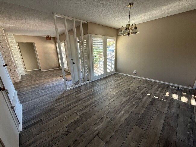 Foto del edificio - Victorville Green Tree Home- Refurbished 4 Bedrooms, 2 Bathrooms, New Paint,