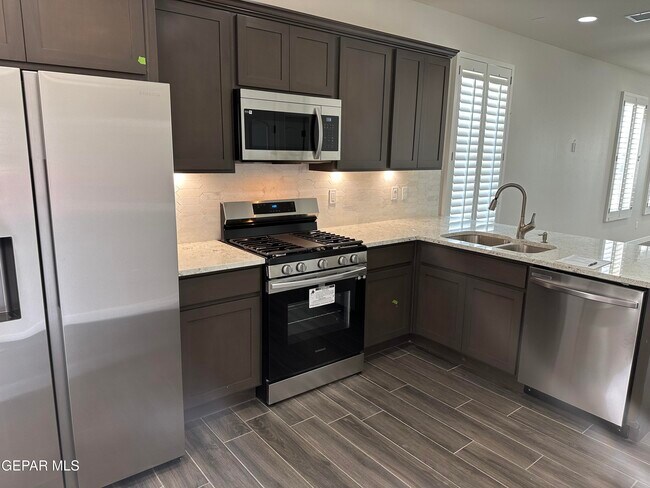 Building Photo - 14735 Pebble Hills Blvd