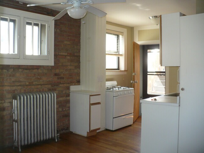 Building Photo - 915 W George St