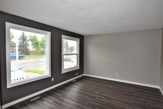 Building Photo - 9310 B-93100 100 Ave.