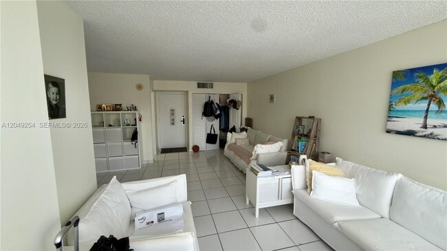 Foto del edificio - 16909 N Bay Rd