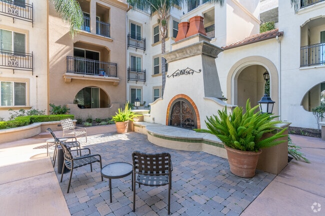 Courtyard - Raincross Promenade