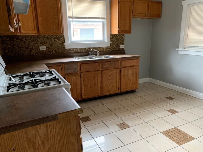 Building Photo - Renovated 4 Bedroom in Calumet Heights