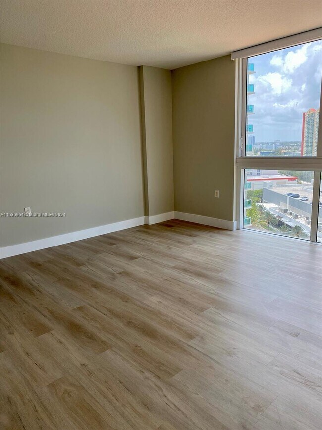 Foto del edificio - 150 Sunny Isles Blvd