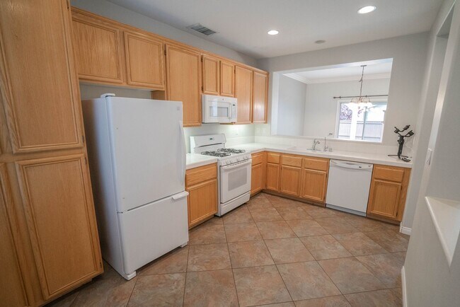 Building Photo - COMING SOON! 3 Bedroom Home in Santa Clarita.