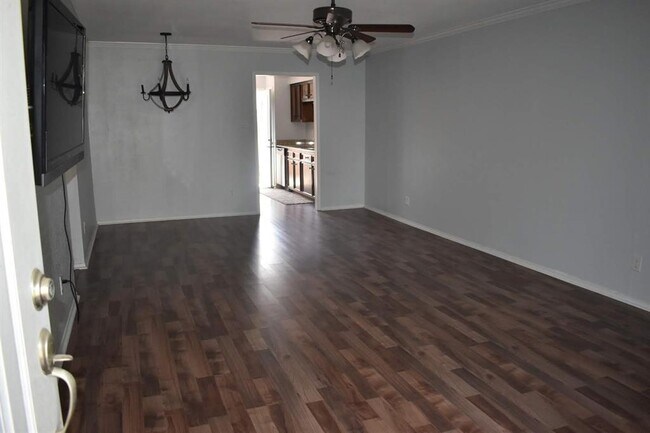 Foto del edificio - 1300 Eagle Lake Rd