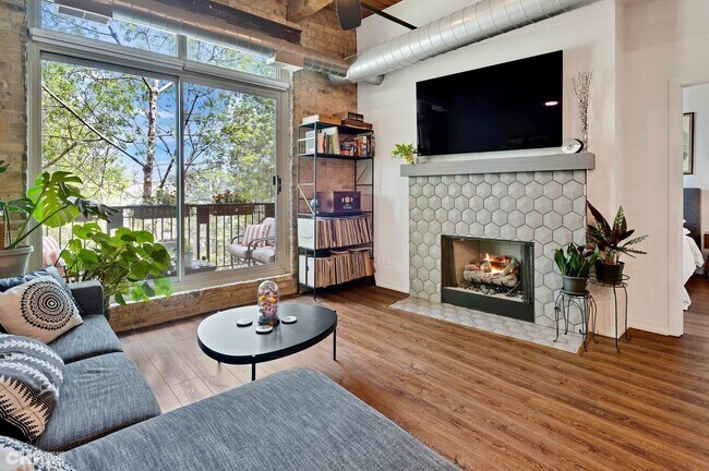 Foto del edificio - 1740 N Maplewood Ave