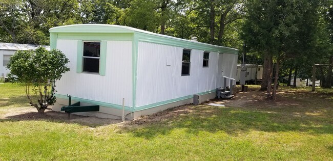 Building Photo - Newly Renovated Two Bedroom/1 Bath Mobile Home near Downtown Clover!!