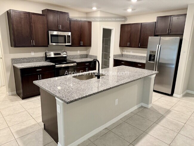 Foto del edificio - Single Family Home - 6 Bedroom