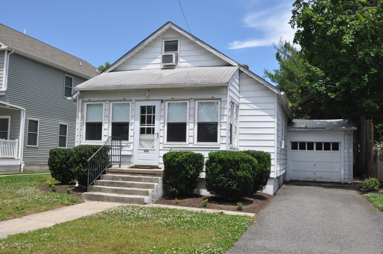Primary Photo - 608 Mercer Ave