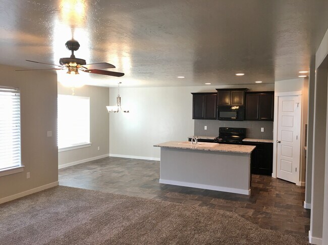 Foto del edificio - Beautiful home with 3bd 2ba and bonus room. Located in the Irvine Subdivision, just off  Chinden ...