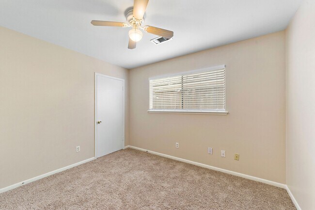 Building Photo - 5522 Ariel St