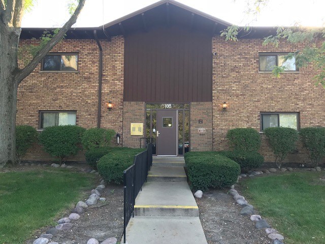 Large, sunny, cozy apartment. It is possible to live with animals. The complex has a swimming pool. - 100 Willow Ln