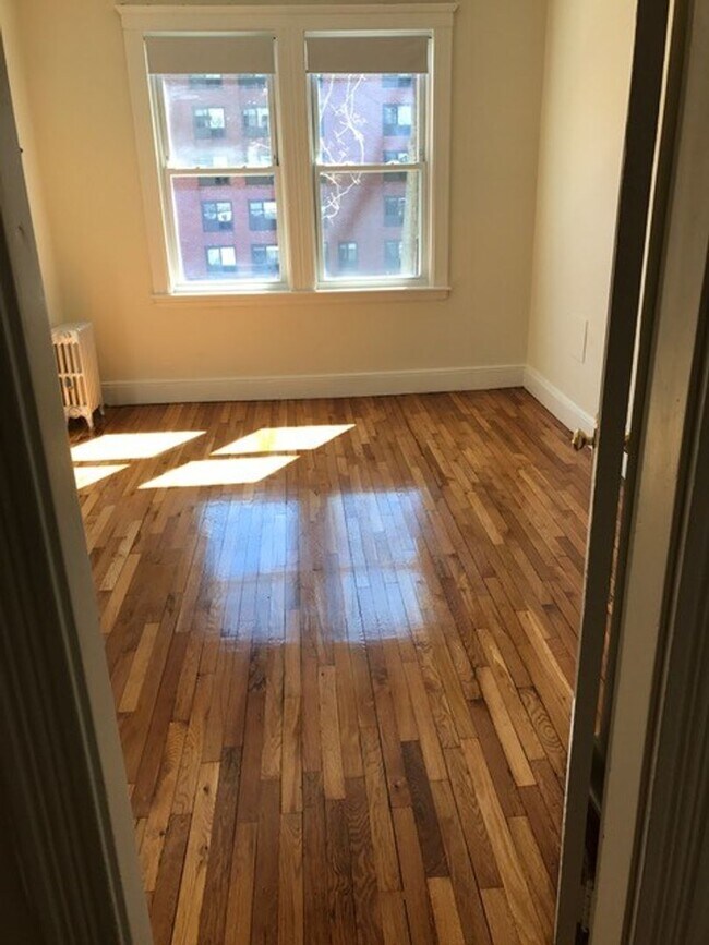 Foto del edificio - Huge 2 bedroom unit with a porch in Brighton.