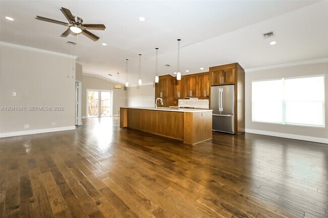 Building Photo - 6484 Robinson St