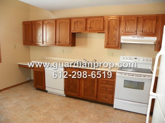 Foto del edificio - End Unit Townhouse Available June 1st, Vaulted Ceilings, Large Patio, Loft Area
