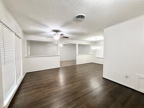 Building Photo - 523 Wisteria St