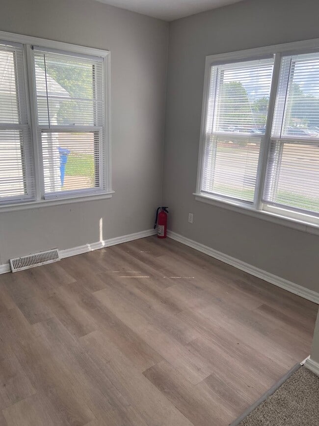 Building Photo - MOVE IN SPECIAL! 3 Bedroom Home with Huge Detached Garage!