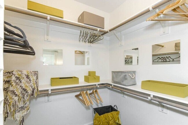 Foto del edificio - 1100 E Trinity Mls Rd