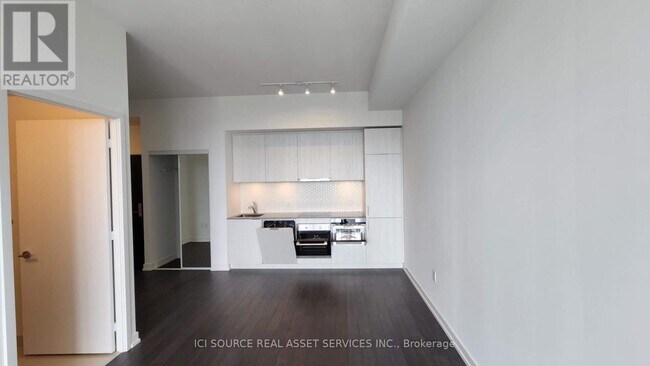 Building Photo - 158 Front St E