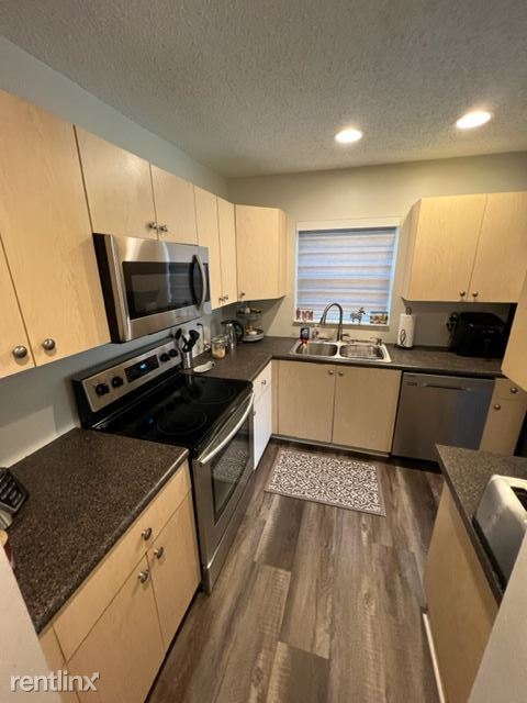 Building Photo - 3 br, 2.5 bath Townhome - Sunset Plaza