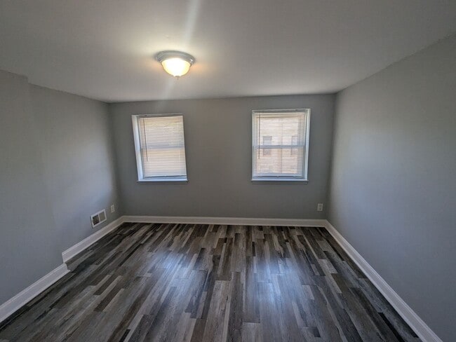 Building Photo - Detached Front Porch Home - West Philadelphia