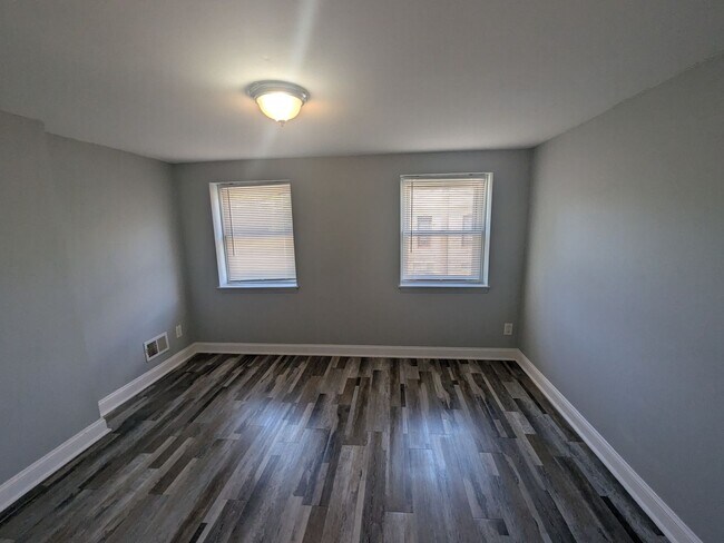 Foto del edificio - Detached Front Porch Home - West Philadelphia