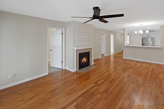 Building Photo - Charming Condo with Community Pool!