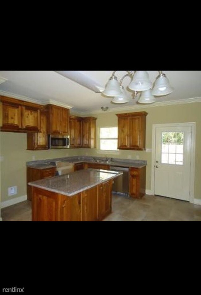 Building Photo - 9021 Metairie Dr