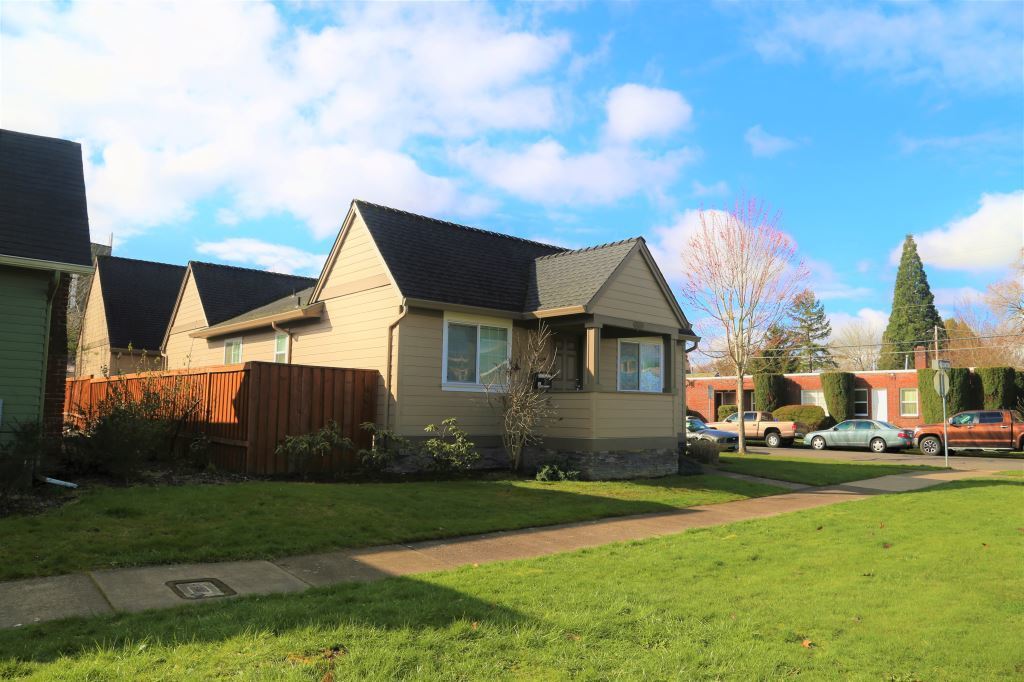 Foto principal - 4 bed/2 bath 1000 feet From Monroe